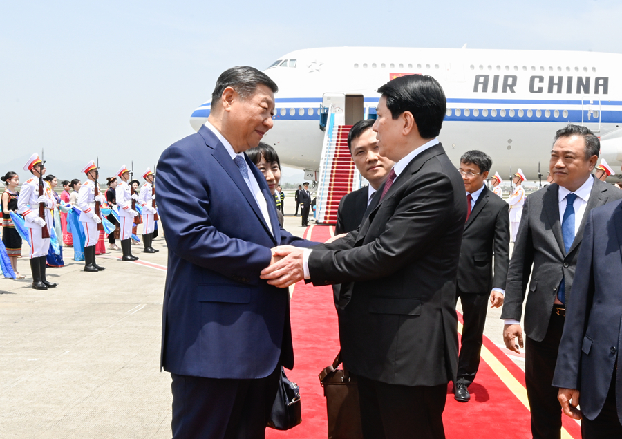 习近平抵达越南河内内排国际机场发表书面讲话